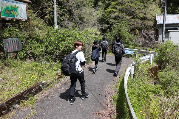 □灰クロム柘榴石□愛媛県東赤石山□ - 科学、自然